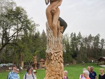 Die Skulptur "Agatha L2" steht für ein Mädchen, das im 16. Jahrhundert gelebt hat und nach Folter und Qual als Hexe verbrannt werden sollte, aber aufgrund ihres Alters dann doch noch begnadigt wurde.