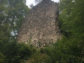 Reste einer mächtigen Turmmauer der Burg Wiesneck