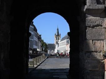 Der Blick durch die Porta Nigra auf die Gangolfkirche