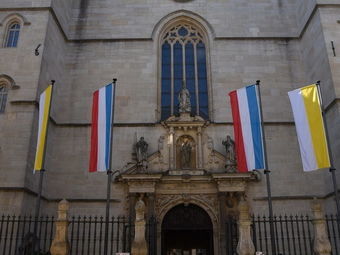 Der Seiteneingang zur Kathedrale mit der Marienstatue
