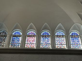 Fensterreihe im Gebetsraum