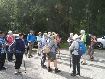 Auf dem Parkplatz oberhalb Ibach erklärt der Wanderführer die Wegbeschaffenheit unserer Tour