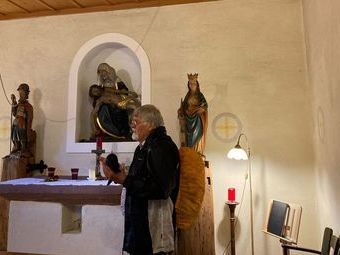 In der Himmelreichkapelle geht Hans auf die Geschichte des Himmelreicher Jakobuswegs ein.
