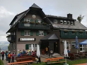 Mittagspause war in der Wanderhütte am Fahrenberg, Naturfreundehaus Breitnau, auch die Sicht wurde langsam besser.