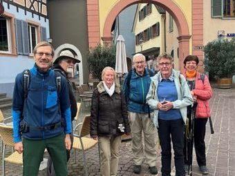Die Wandergruppe vor dem Stadttor in Ettenheim
