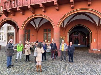 Gruppe zwei betrachtet vom Historischen Kaufhaus aus das Münster