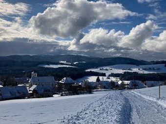 Auf dem Panoramaweg mit Blick auf das verschneite Breitnau