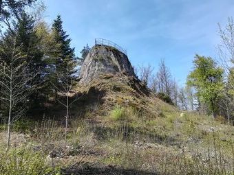 Der aus Granit bestehende Huberfelsen ist Naturdenkmal und als Geotop geschützt. Wenn man den Huberfelsen erklommen hat, bietet sich ein Panoramablick in das obere Elztal und ins Gutachtal.