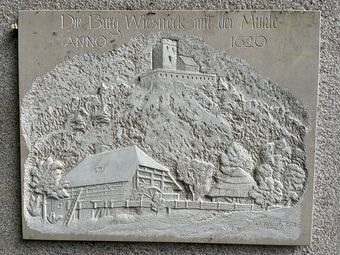 Das im Jahr 2016 vom Steinmetz D. Rösch geschaffene Relief mit Burg Wiesneck und der dazu gehörenden Mühle