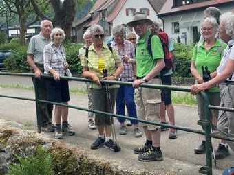 Heinz erklärt die Flößerei am Osterbach und die Kienzlerschmiede. Wir danken Ulla und Heinz für die informative Wanderung.
