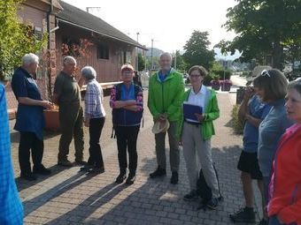 Begrüßung der Wandergruppe von den Wanderführern Christiane und Hans-Peter am Bahnhof Kirchzarten.