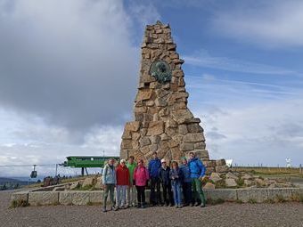 Vor dem Bismarckdenkmal auf dem Seebuck nochmal die Wandergruppe.