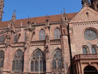 Das Freiburger Münster wurde im romanischen Stil begonnenen und größtenteils im Stil der Gotik und Spätgotik vollendet (Bauzeit ca. 1200-1513).