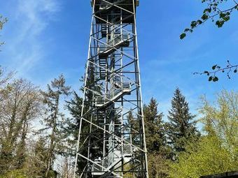 Der Eichelspitzturm hat eine Gesamthöhe von 42,50 m, die Plattformhöhe beträgt 28 m. Der verzinkte Stahlturm hat 143 Stufen, die erklommen wurden.