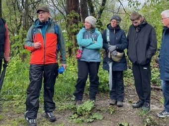 Dargleff Jahnke und Marco Hauser begrüßten 41 wissbegierige Wandersleute, die sich durch Infos 50 Jahre zurückversetzen ließen.