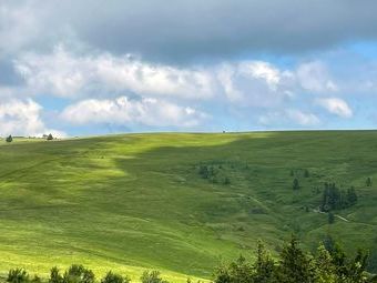 Nach steilem Anstieg auf unseren "Höchsten" hatten wir trotz dunkler Wolken einen wunderbaren Rundumblick.