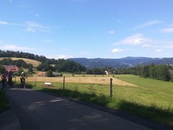 Wir radeln am Jungbauernhof in Dietenbach vorbei Richtung Oberried