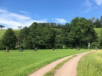 Wie an einer Kette aufgereiht fahren wir Richtung Kirchzarten.