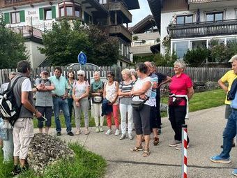 Eine muntere Truppe aus 19 Personen wollen in Oberstaufen wandern gehen.