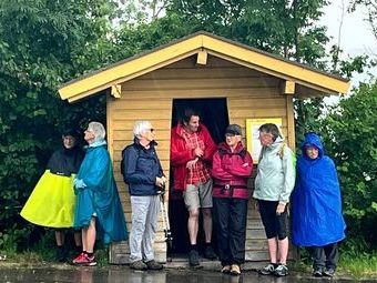 Nachdem aber noch ein Gewitter aufzog, suchten wir Schutz in einem Bushäuschen.