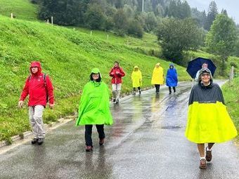 Die Farben der Wanderkleidung änderten sich schlagartig und jeder war wasserdicht eingepackt.