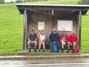 Auf der gegenüberliegenden Seite war der Rest der Truppe und auch sie warteten auf den Bus.