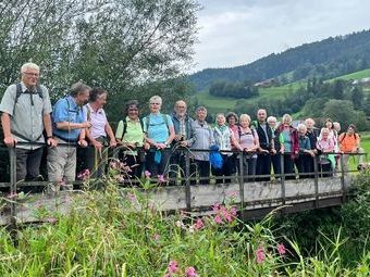 Am Ende des Sees gab es eine gute Gelegenheit, die ganze Wandergruppe zu fotografieren.