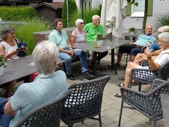 Lagebesprechung im Biergarten,