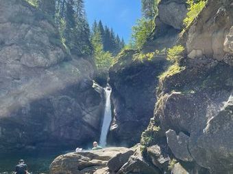 In drei Stufen fließt das Wasser immer wieder in Kuhlen, wo auch gebadet werden kann.