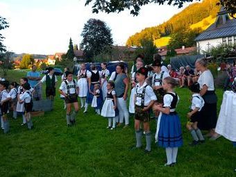 Ein Dirndl- und Lederhosenspektakel.