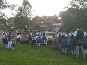 Bei zünftiger Musik waren auch die Kinder aktiv beim Schuhplatteln.