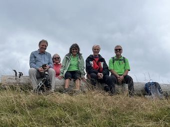 Die Wandergruppe genießt den herrlichen Weitblick