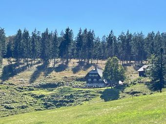 Mit Blick zurück zum Gasthaus "Zur Schwedenschanze" ...