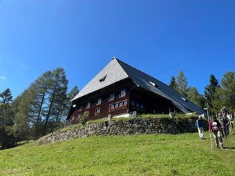 ... und zum denkmalgeschützten, über 300 Jahre alten Ochsenhof auf 960 m