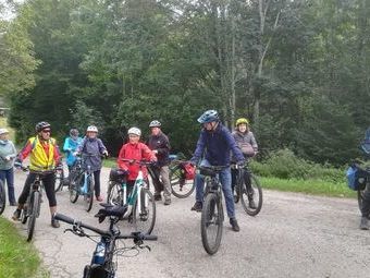 Bei trockenem aber kalten Wetter gings mit den Rädern bergauf zum Holzeck.