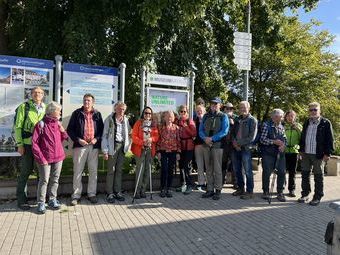 Start der Wandergruppe mit 16 Teilnehmern und Teilnehmerinnen am Bahnhof in Donaueschingen