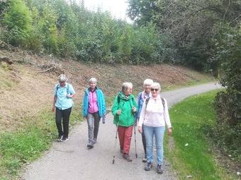 Fünf Frauen und ein Mann (Hens Fotograf) beginnen die gemütliche Wanderung am Bahnhof über den Hundplatz Richtung Burg am Wald.