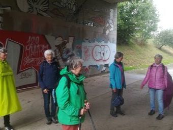 Der erste größere Regenschauer zwang uns zum unterstellen.