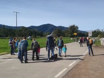 20 Kinder und 13 Erwachsene haben bei tollem Wetter an der Familienwanderung teilgenommen.