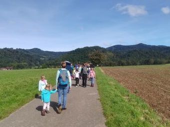 Von Zarten aus, mit kleinen Aufgaben betreut, gingen wir durch das Dreisamtal.