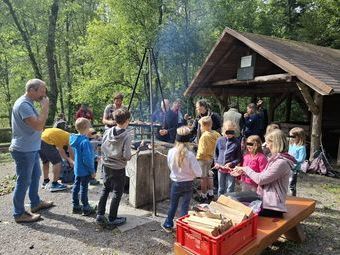 In der Dobelmattenhütte gabs danach Stockbrot und Würstchen. Wir danken Sonja und Marco für die erste tolle und gut angenommene Familienwanderung.