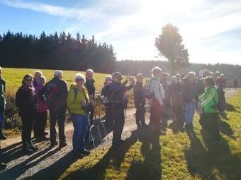 Bei herrlichem Wetter waren 45 Wanderlustige auf dem Weg von der Halde in Richtung Gieshübel.