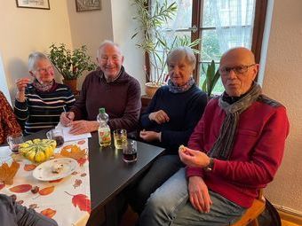 Bei Glühwein, Punsch und guter Laune hatten alle Spass.