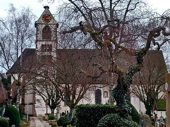 Annäherung an die Kirche, von hinten.