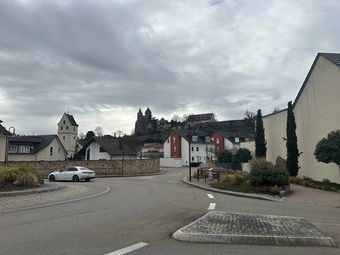 Auf dem Weg zum Blauen Haus. Das Breisacher Stephansmünster ist eine romanisch-gotische Kirche und Wahrzeichen der Stadt Breisach am Rhein. 