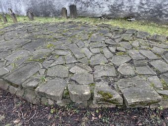 Auf dem alten jüdischen Friedhof, gleich hinter dem Platz der Synagoge, wurden die Grabsteine Verstorbener von den Nazis zerschlagen und auf einen Haufen geworfen. Die Grabsteine bzw. Fragmente wurden  vom  Förderverein an zwei Stellen zusammengeführt.