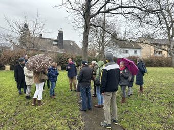 Auf dem jüdischen Friedhof. Wer Infos zum Blauen Haus sucht: www.blaueshausbreisach.de. Wir danken Andrea für diese Infoveranstaltung.