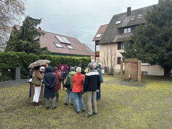 Hier stand bis 1938 die Jüdische Synagoge, in der Pogromnacht wurde sie von Nazis aus Freiburg angezündet und vernichtet.